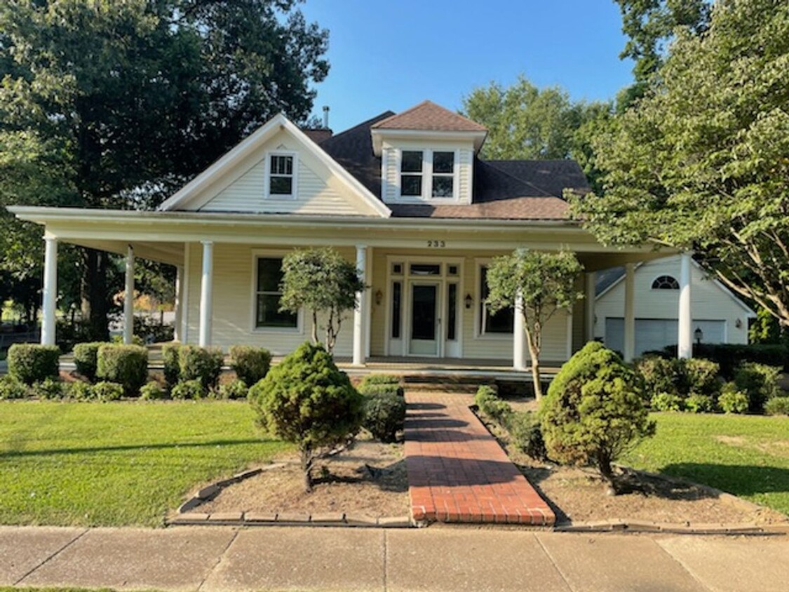 Foto principal - Charming 3 BD, 2.5 BA Home in Ideal Location!