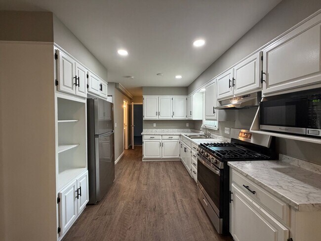 Foto del edificio - Newly Remodeled 4-bedroom, 1.5-Bath Single-Family Home in Danville, IL.