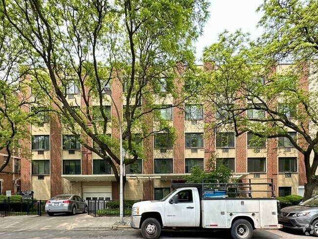 Building Photo - 540 W Roscoe St
