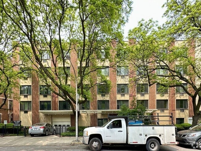Building Photo - 540 W Roscoe St