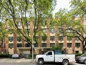 Building Photo - 540 W Roscoe St