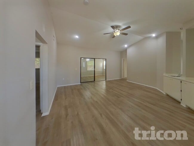 Foto del edificio - 1203 70th Dr E