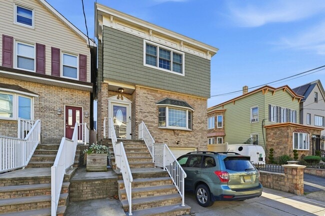 Building Photo - 16 E 44th St