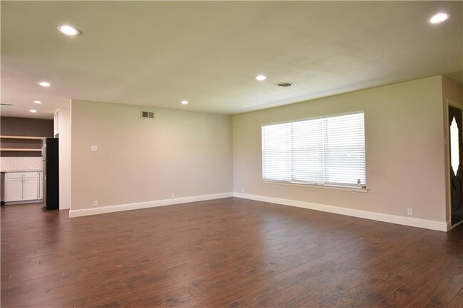 Building Photo - 702 Hyde Park Dr