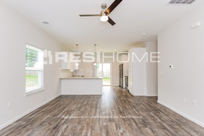 Foto del edificio - NEWLY RENOVATED HOME--ONE MONTH FREE!!