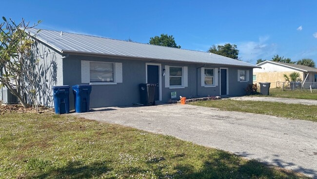 Photo - Fully Remodeled 2/2 Villa, Stainless, Granite Fully Tiled! WIFI Included! House