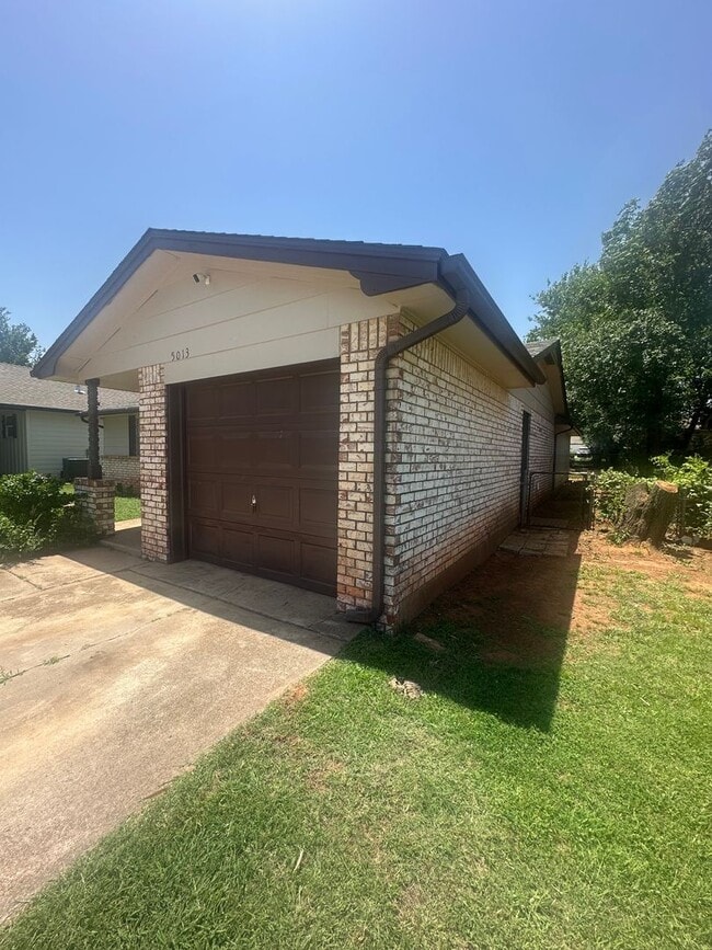 Photo - 4 Bed, 2 Bath house w/1 car garage
