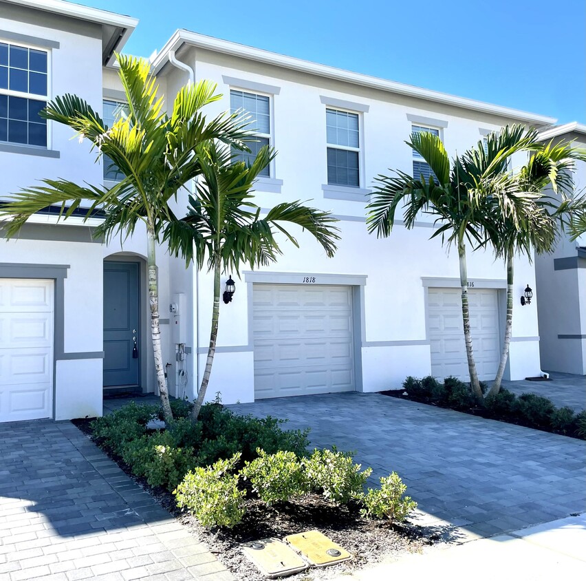 Primary Photo - 1818 SE Ocean Cove Way
