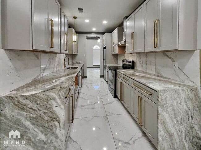 Building Photo - 5373 Solitaire Way