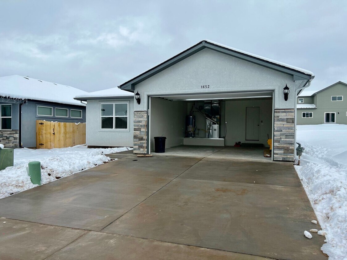 Primary Photo - Single Family Home for Rent in Rifle