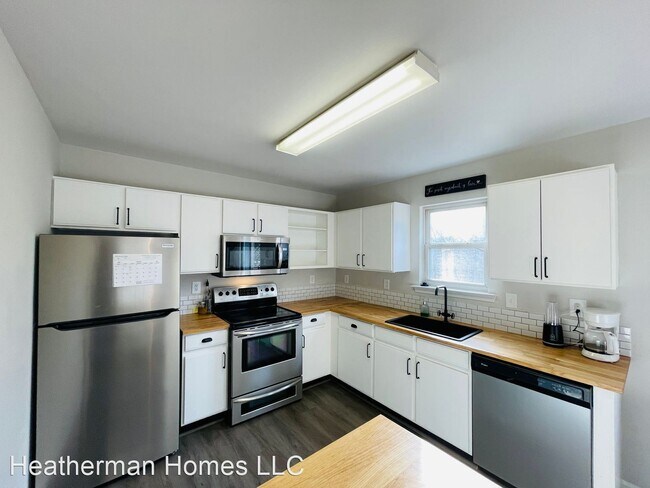 Building Photo - 3 br, 2.5 bath House - 4 Oakview Court