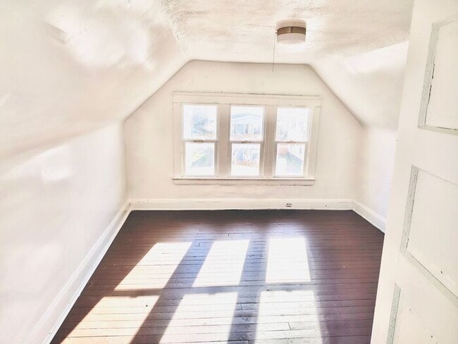 Building Photo - Spacious 2Bed, 1 Bath Home in Cleveland Ohio!