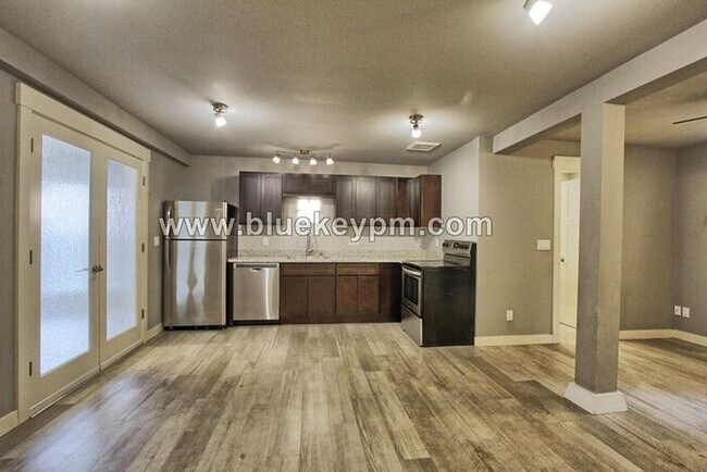 Building Photo - 2 Bed, 1 Bath Unit on Glisan Street