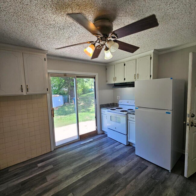 Building Photo - Charming Single-Family Home with Modern Fe...