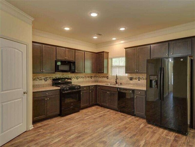Building Photo - 329 Turtle Creek Dr