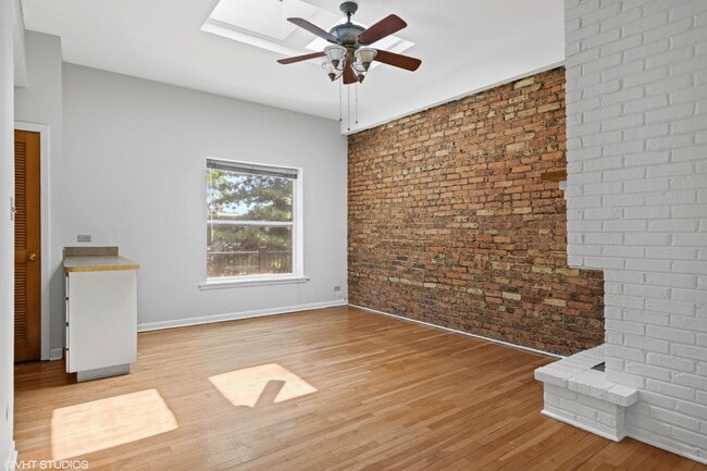 Building Photo - 2945 N Sheffield Ave