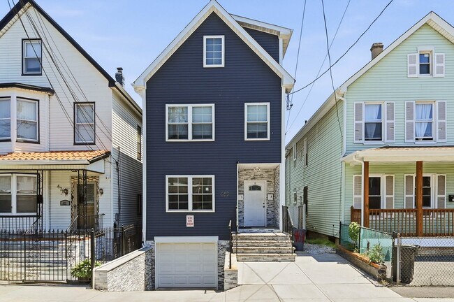 Building Photo - 469 Henry St