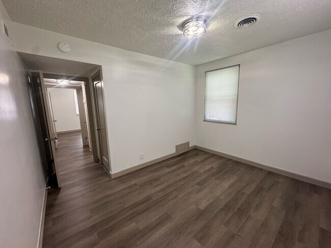Foto del edificio - Updated 2BR Home in Kingsport For Rent - Detached 2 Car Garage