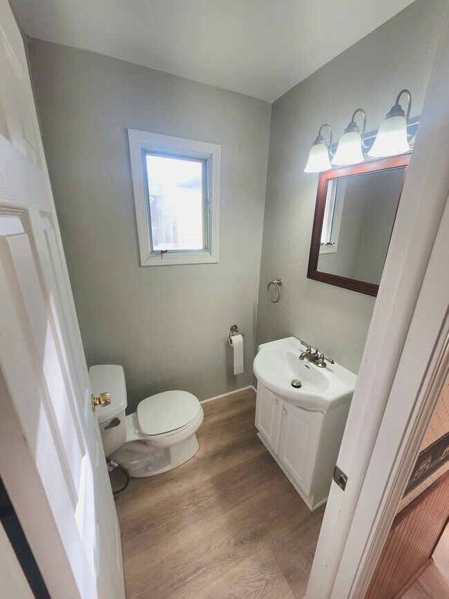 Foto del edificio - Spacious 4bd apt | Laundry hooks ups | Off street parking