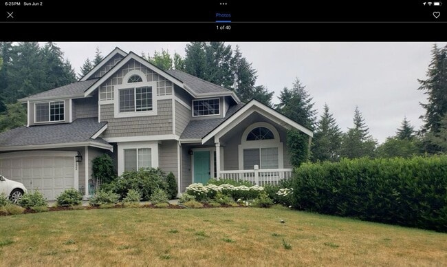 Building Photo - 3 Bedroom 2.5 Bath Hilltop Home w/Beautifu...