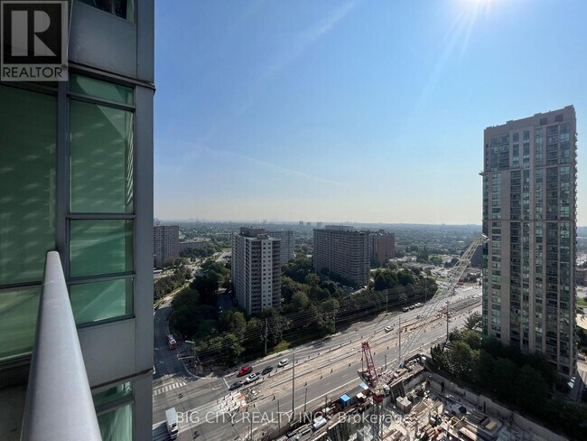 Photo du bâtiment - 33 Elm Dr W