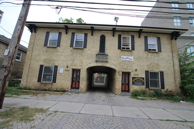 Building Photo - 440 King St