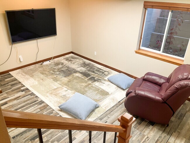 Sala de TV de la suite - 421 W Sycamore Ct