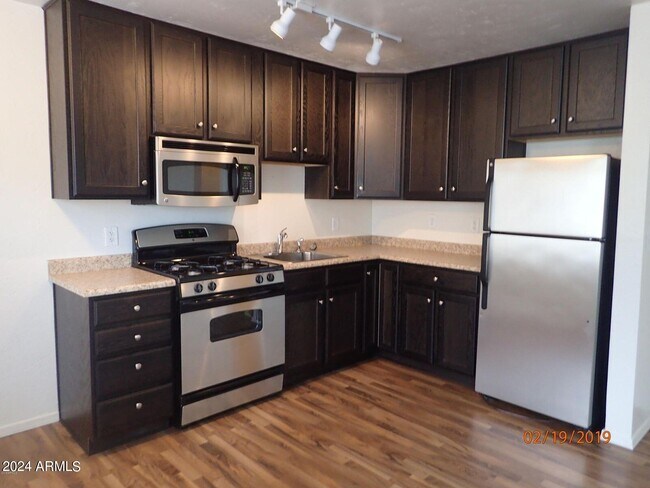 Building Photo - 610 S 4th Ave