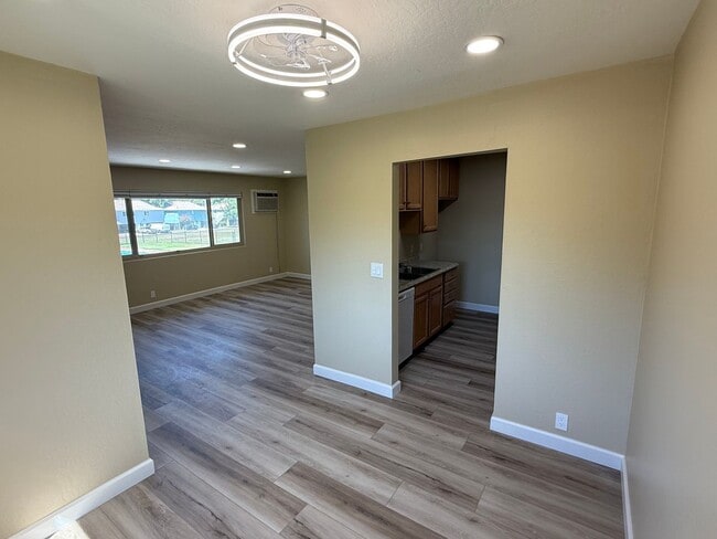 Building Photo - 1048 Mohr Ln