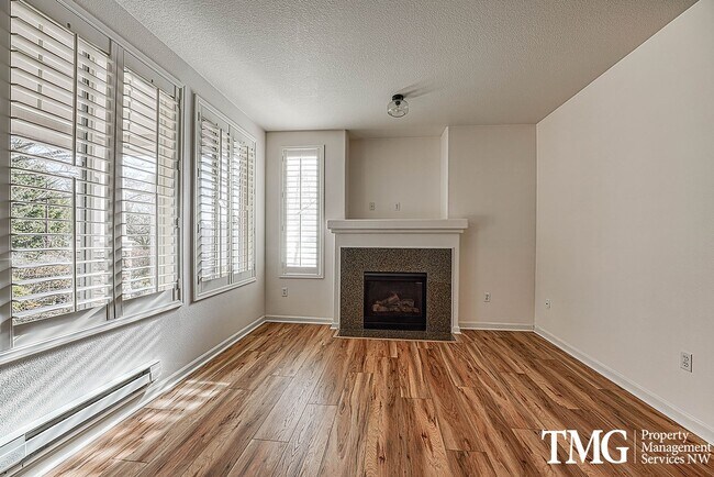 Building Photo - Cute Condo w/ 2 Beds 2 Baths and Patio in Beaverton!