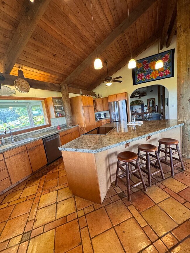 Foto del edificio - Prime location, large custom home near Wai...