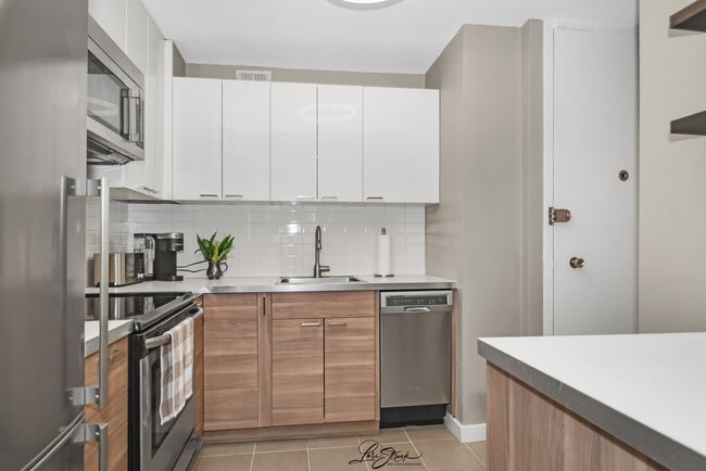 Building Photo - 1340 N Dearborn St