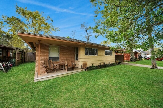 Building Photo - 2806 Oak Dr