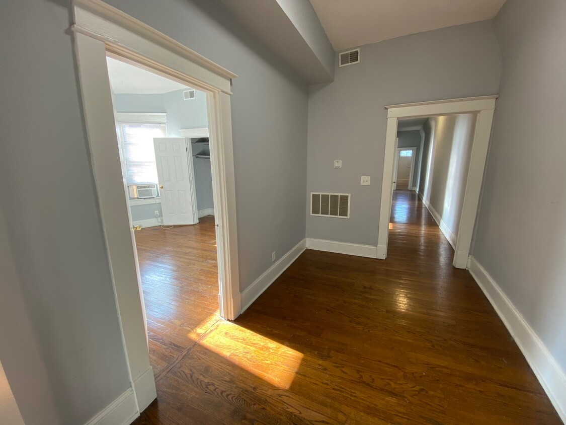 Primary Photo - 214 E Ormsby Ave