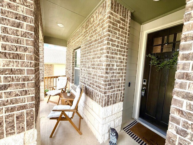 Foto del edificio - COMING SOON! GORGEOUS Two-Story 4 Bedroom ...