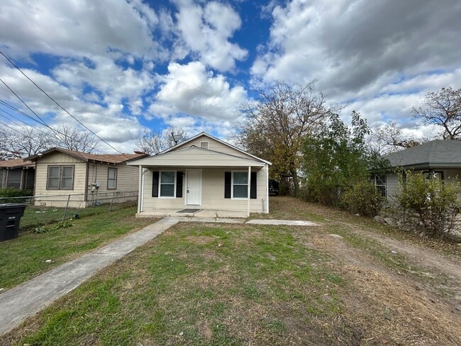 Building Photo - **APPLICATION RECEIVED** MUST SEE! Charmin...