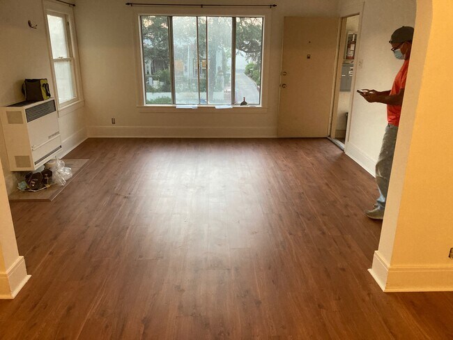 Living room - 432 N Norton Ave
