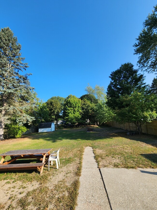 Building Photo - 1696 Hendrick Rd