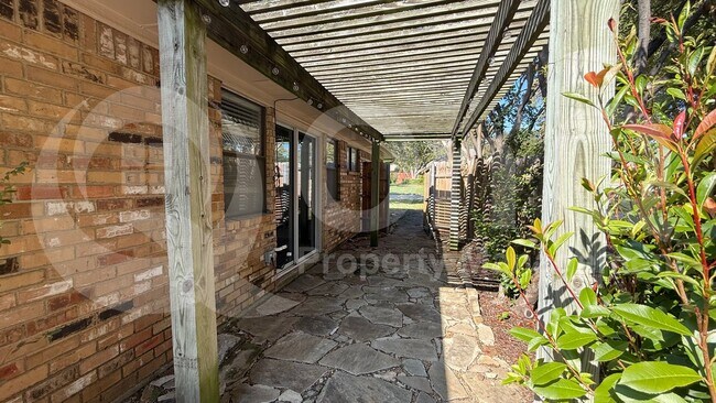 Foto del edificio - 8700 Woodstream Dr