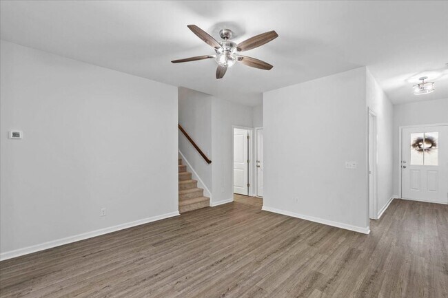 Building Photo - The Commons Stunning Townhome - 3 Bed 2.5 ...
