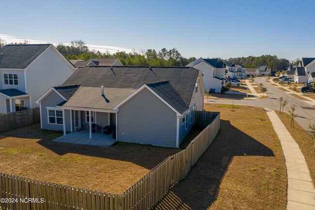 Building Photo - 201 Pine Island Dr
