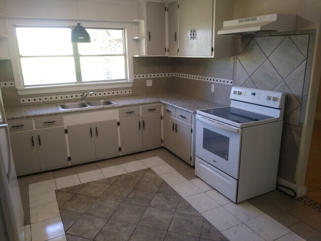 Foto del edificio - 4100 Lakeshore Dr
