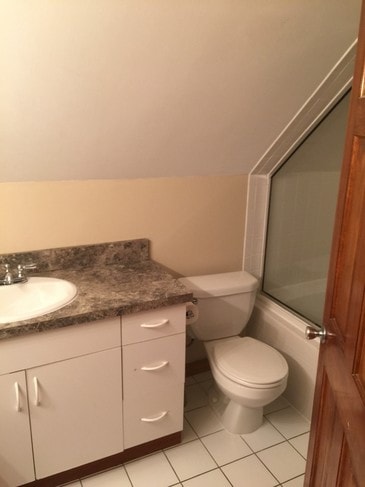 Lleva a toda tu familia al parque para refrescarse en este área de juegos acuáticos con sombra. - 15 Norfolk Ave