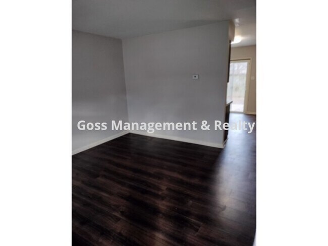 Building Photo - NEWLY REMODELED DUPLEX