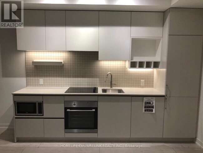 Photo du bâtiment - 898 Portage Pkwy