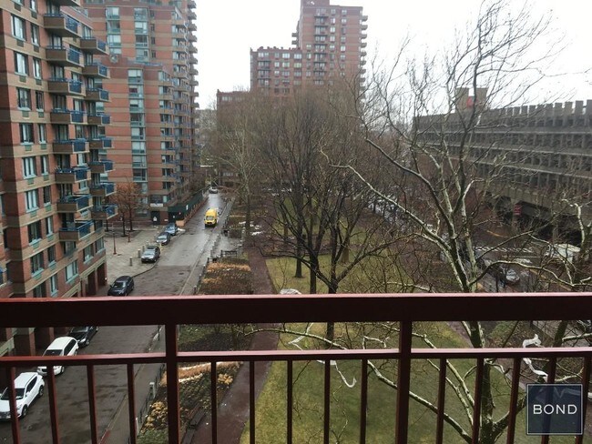 Foto del edificio - 10 River Rd
