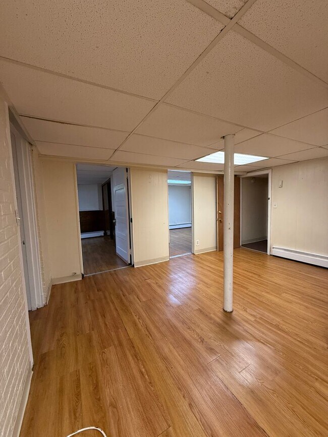 Foto del edificio - Spacious, Renovated Garden Level Brighton ...