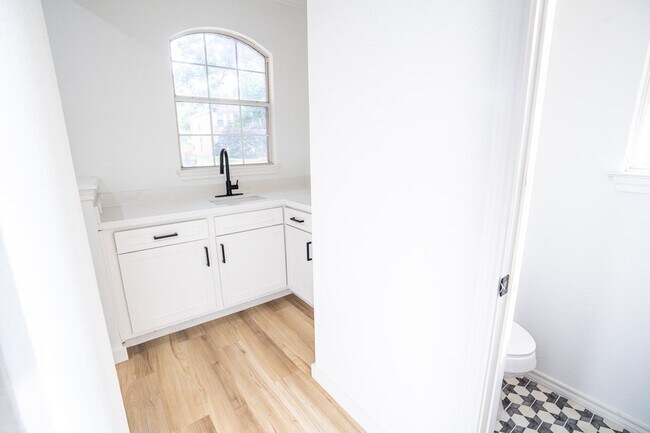 Foto del edificio - 7625 Shadow Wood Dr