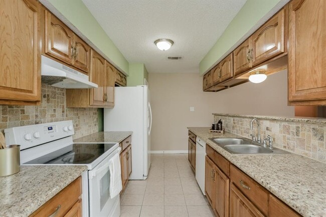 Building Photo - 2146 Greenbriar Colony Dr