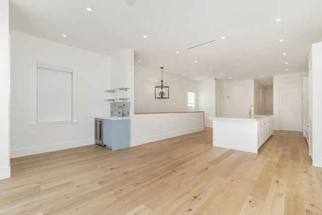 Building Photo - 261 Royal Poinciana Way